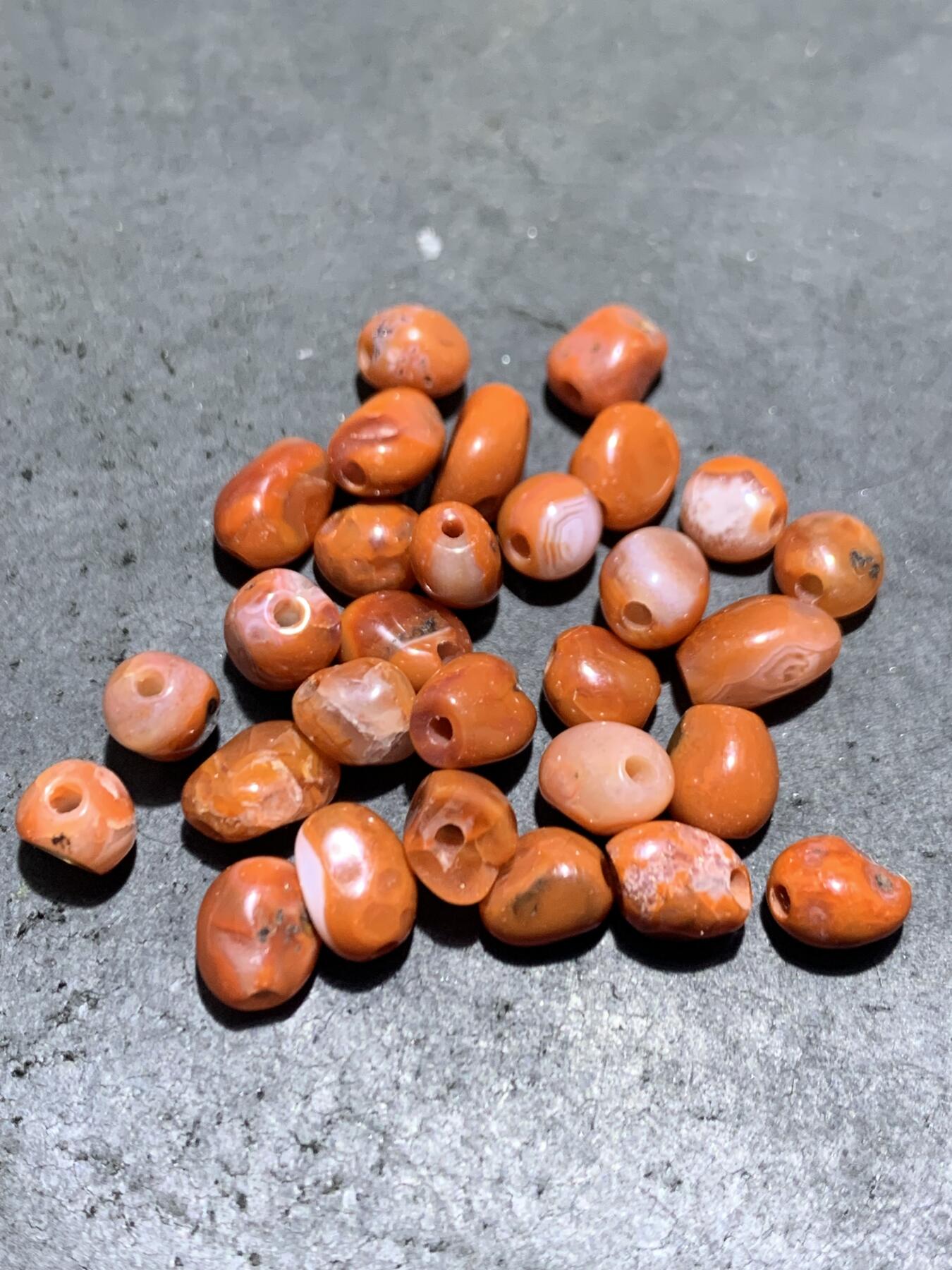 川料南红玛瑙原皮随形散珠一组，