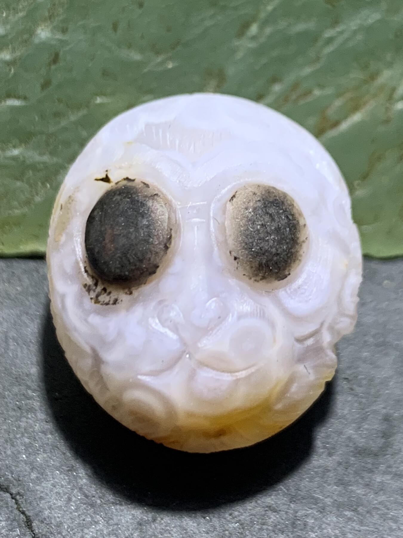 精美亚光原皮气泡纹战国红玛瑙手工俏色巧雕灵猴随形珠一颗