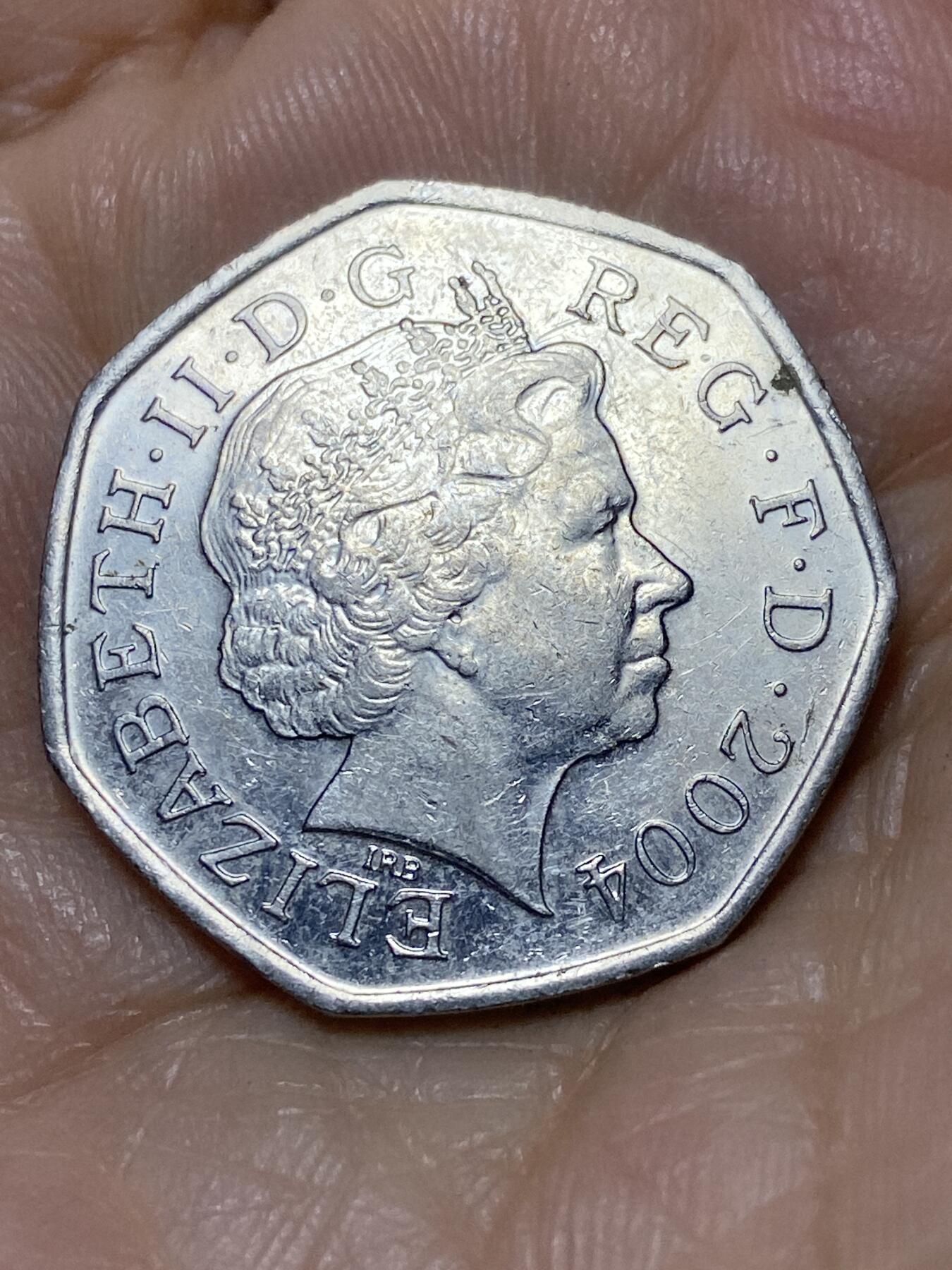 2025年第一百零五场(总第一百三十一场）外国好品散币(免佣金) 英国🇬🇧2004单年份50便士(纪念罗杰·班尼斯特成为四分钟跑完一英里的第一人50周年。罗杰·班尼斯特在1954年首次突破一英里跑四分钟的大关，这一成就具有里程碑意义，打破了当时人们认为的生理极限壁垒，激励了无数运动员突破自我。)