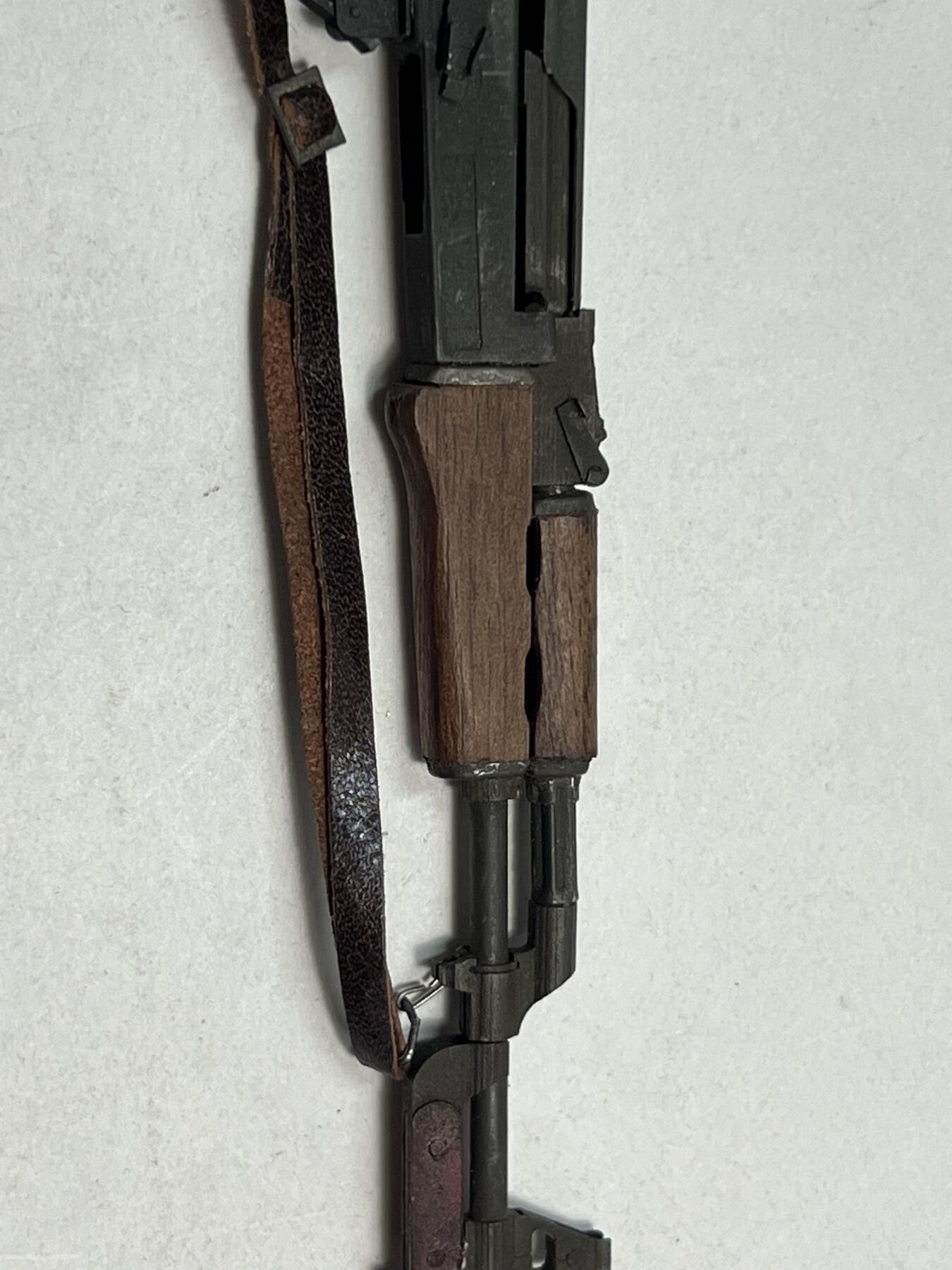 零元拍：钛金 1/6 金属与木制 AK47 突击步鎗 模型，瑕疵描述：握把脱落，瞄准调节脱落。