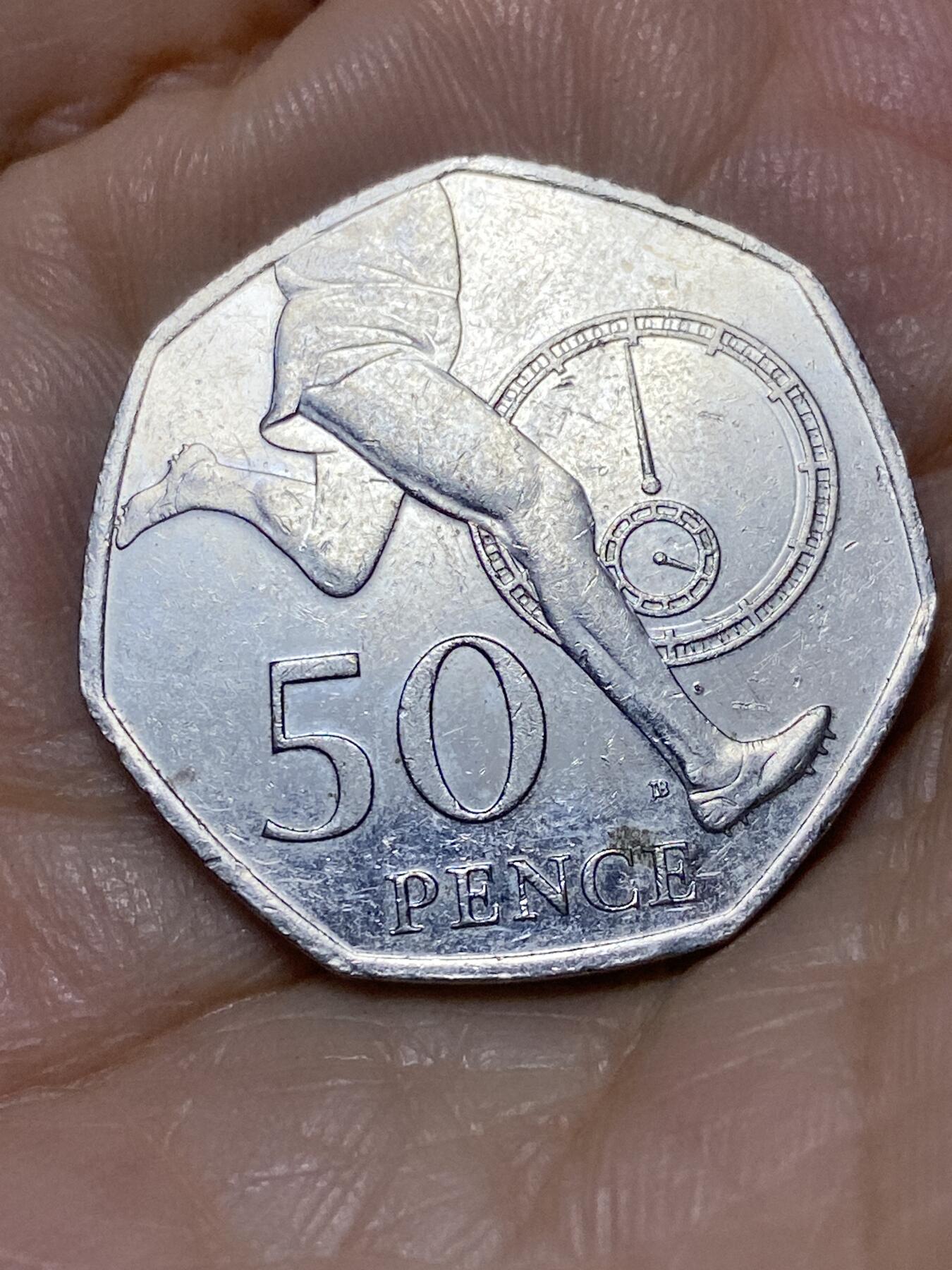 2025年第一百零五场(总第一百三十一场）外国好品散币(免佣金) 英国🇬🇧2004单年份50便士(纪念罗杰·班尼斯特成为四分钟跑完一英里的第一人50周年。罗杰·班尼斯特在1954年首次突破一英里跑四分钟的大关，这一成就具有里程碑意义，打破了当时人们认为的生理极限壁垒，激励了无数运动员突破自我。)