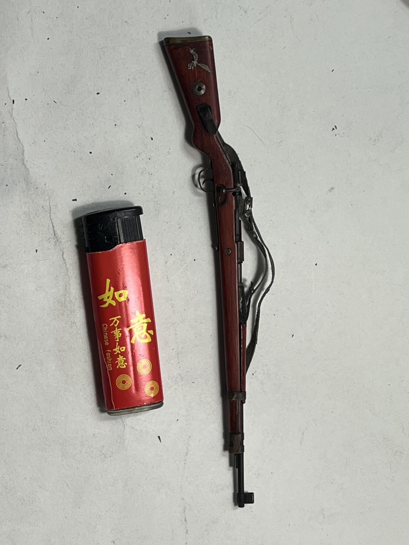 零元拍：钛金 1/6 早期版金属与木制 WWII 98K 模型。保险是固定一体的，没有枪管通条，无刺刀。自己镶嵌了两个金属标。