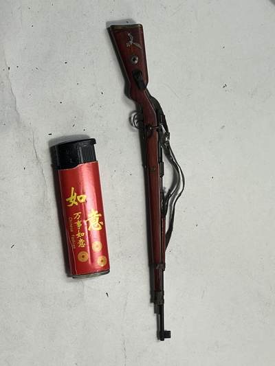 零元拍：钛金 1/6 早期版金属与木制 WWII 98K 模型。保险是固定一体的，没有枪管通条，无刺刀。自己镶嵌了两个金属标。 - 零元拍：钛金 1/6 早期版金属与木制 WWII 98K 模型。保险是固定一体的，没有枪管通条，无刺刀。自己镶嵌了两个金属标。