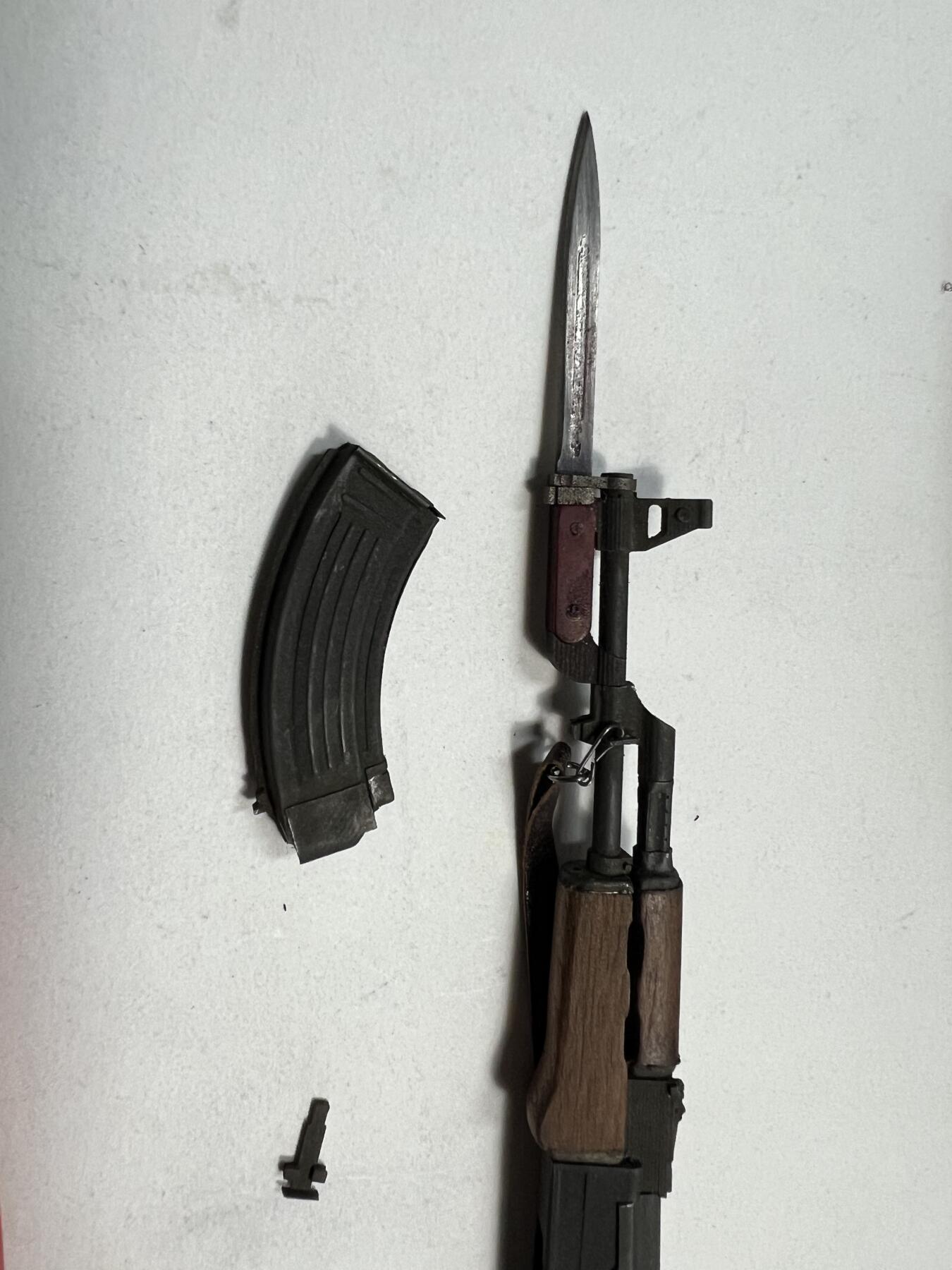 零元拍：钛金 1/6 金属与木制 AK47 突击步鎗 模型，瑕疵描述：握把脱落，瞄准调节脱落。
