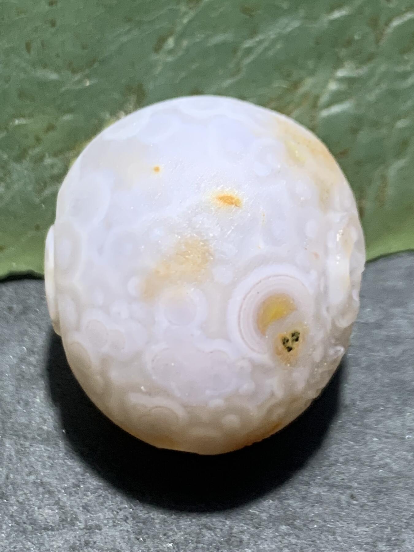 精美亚光原皮气泡纹战国红玛瑙手工俏色巧雕灵猴随形珠一颗