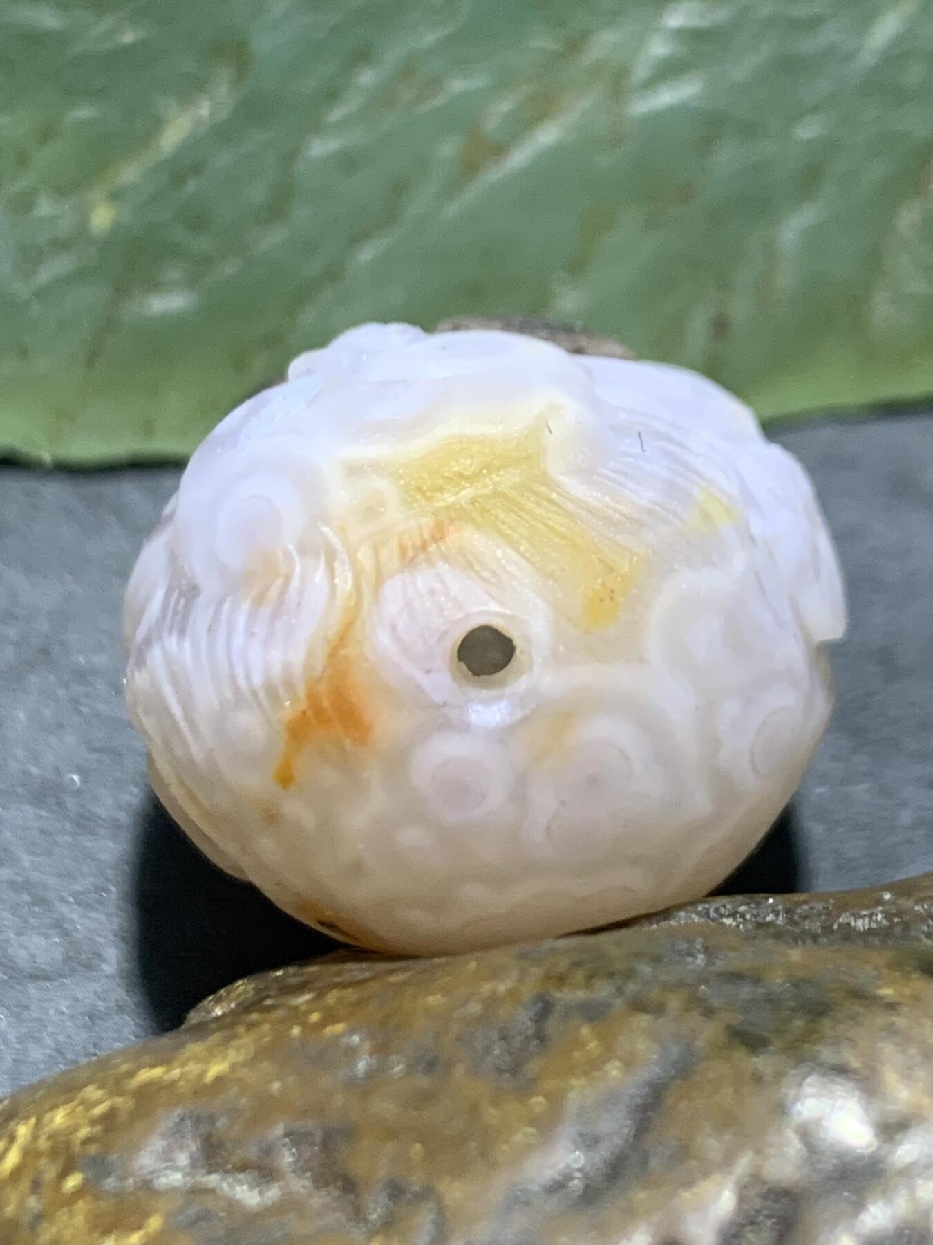 精美亚光原皮气泡纹战国红玛瑙手工俏色巧雕灵猴随形珠一颗