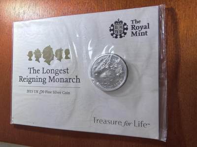 长老汇蛇年精选第五十九场拍卖 - 2015英国在位时间最长的君主20英镑银币，15.71克999银，卡装