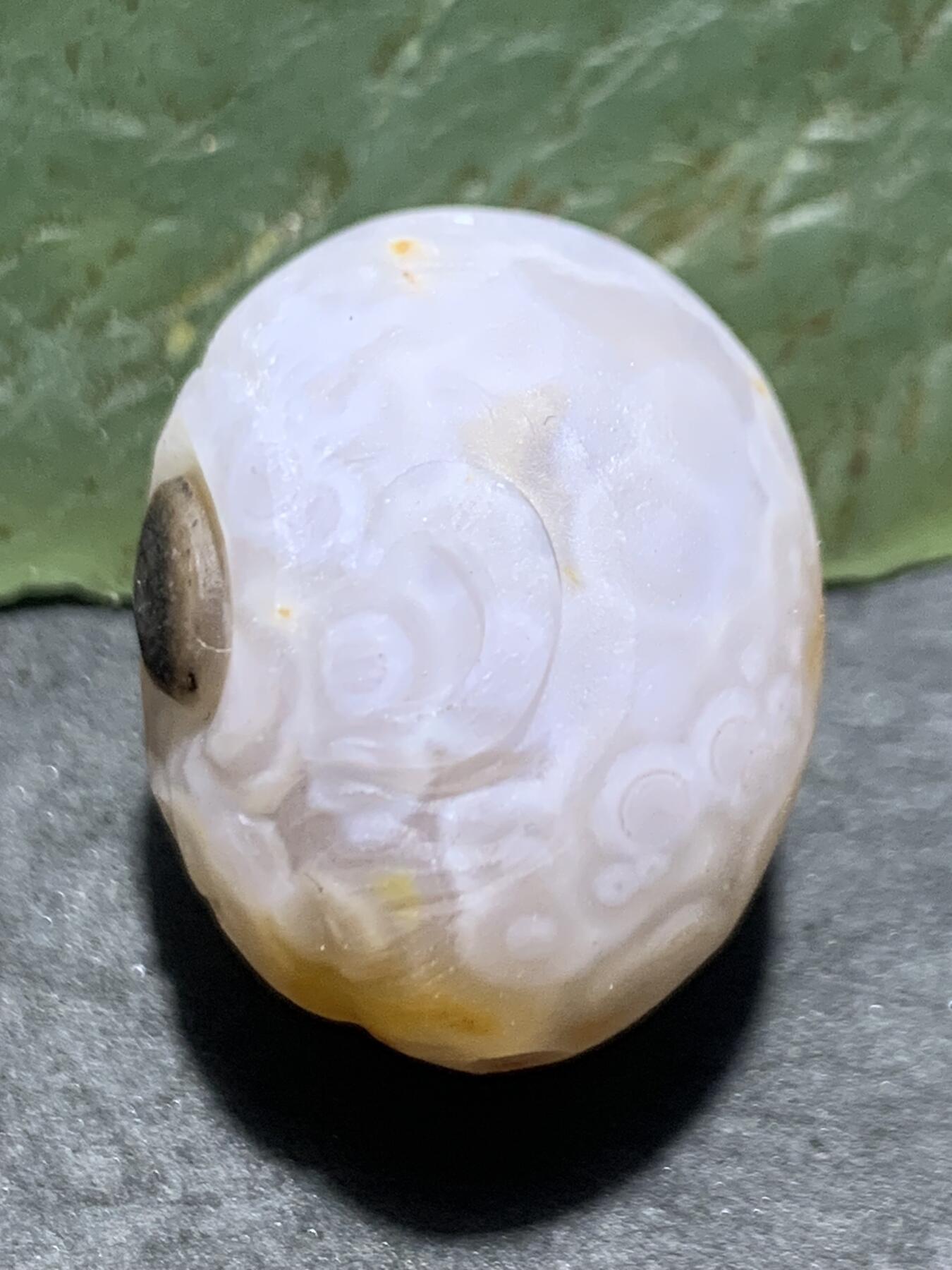 精美亚光原皮气泡纹战国红玛瑙手工俏色巧雕灵猴随形珠一颗