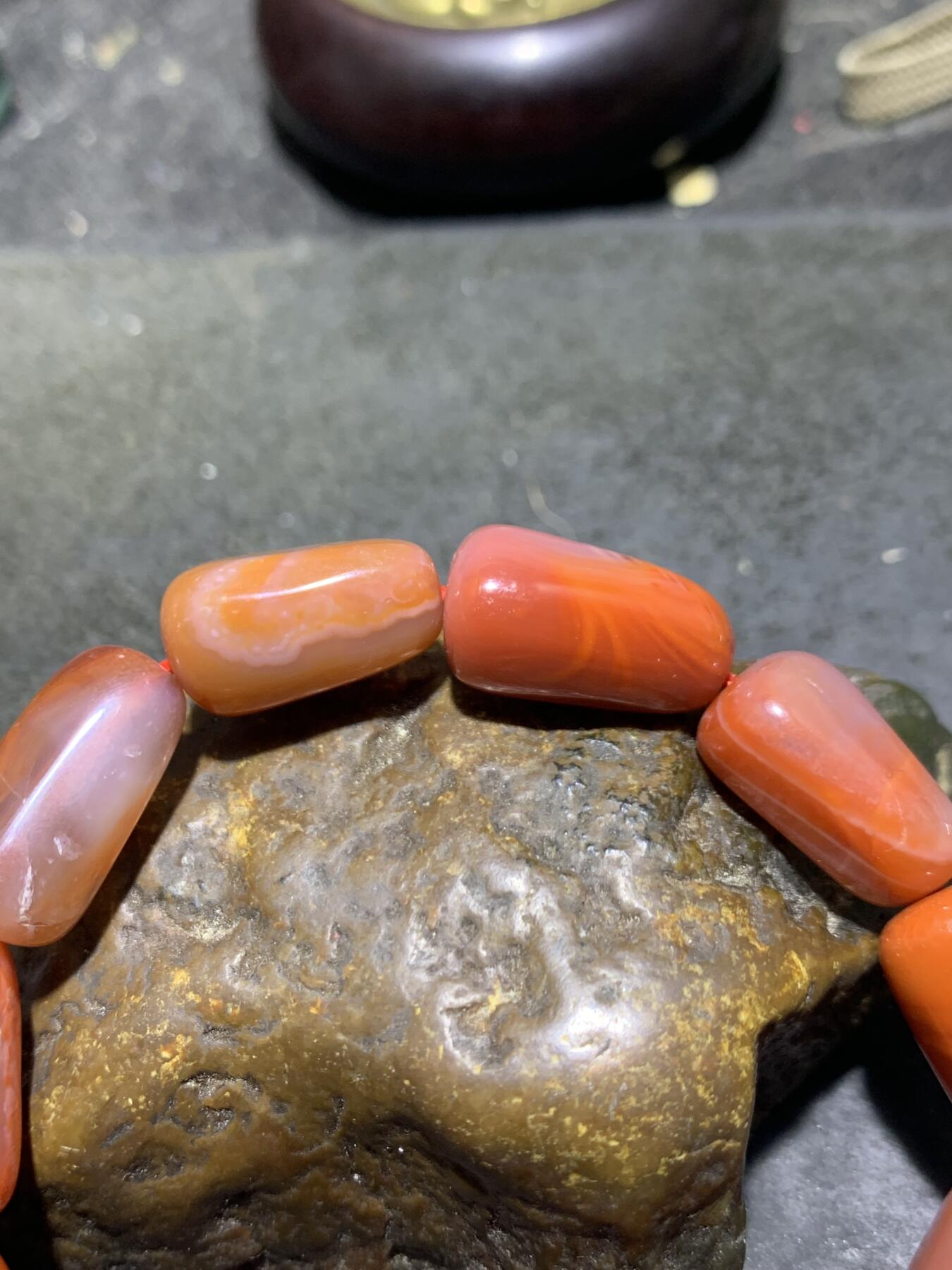 川料红白南红玛瑙随形单圈手串一条，