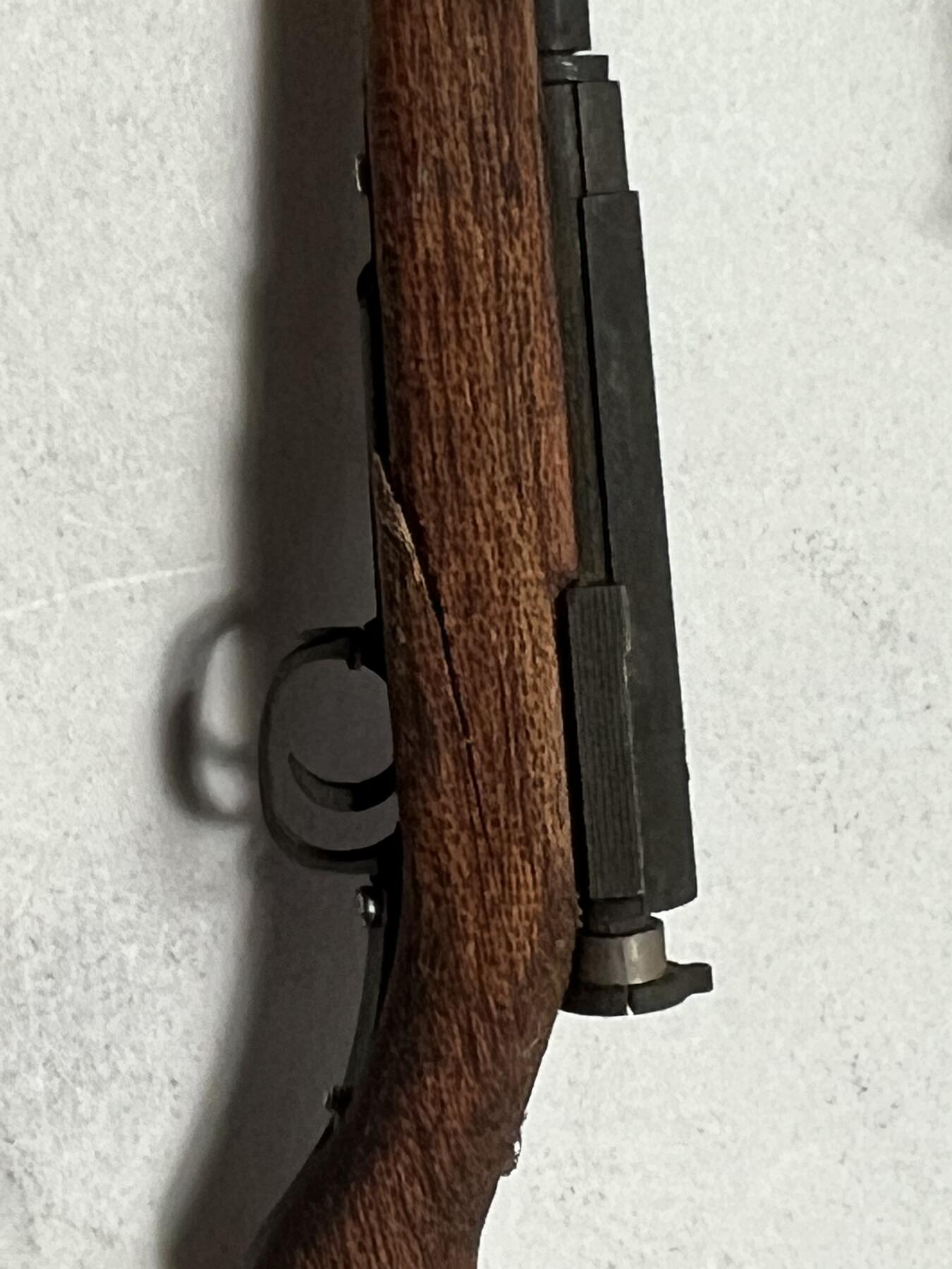 零元拍：钛金 1/6 金属与木制 WWII 三八大盖步枪 模型。瑕疵描述：木托有裂，见图，其他都没问题。