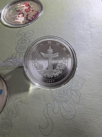 长老汇蛇年精选第五十九场拍卖 2002中国银行“喜气洋洋，吉庆有余”卡装，含1997吉庆有余5元加厚银币（1盎司999银）1枚，喜气洋洋彩色银章（1/2盎司999银）1枚，羊年彩色铜镀银章1枚，三张证书，限量发行