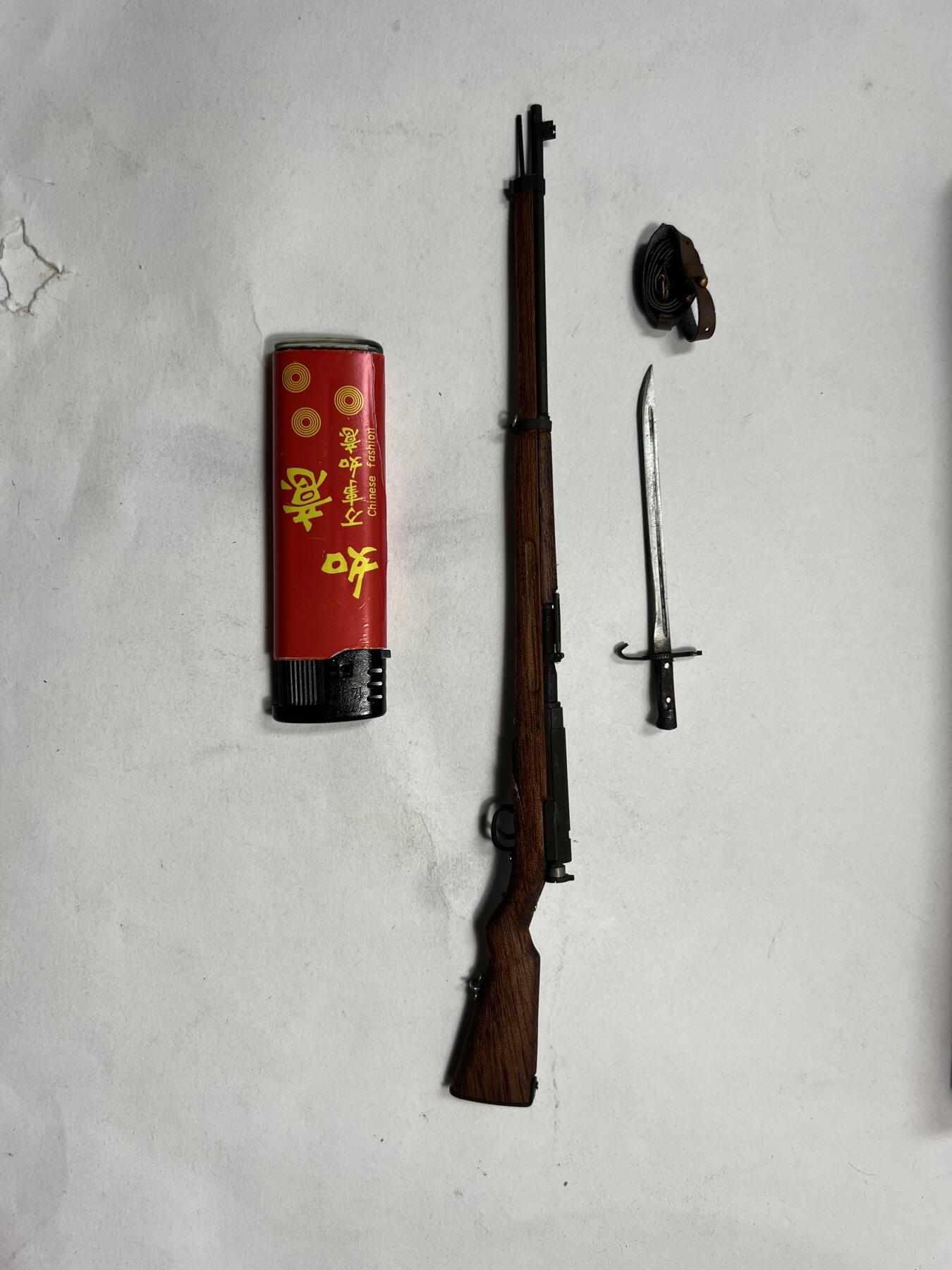 零元拍：钛金 1/6 金属与木制 WWII 三八大盖步枪 模型。瑕疵描述：木托有裂，见图，其他都没问题。