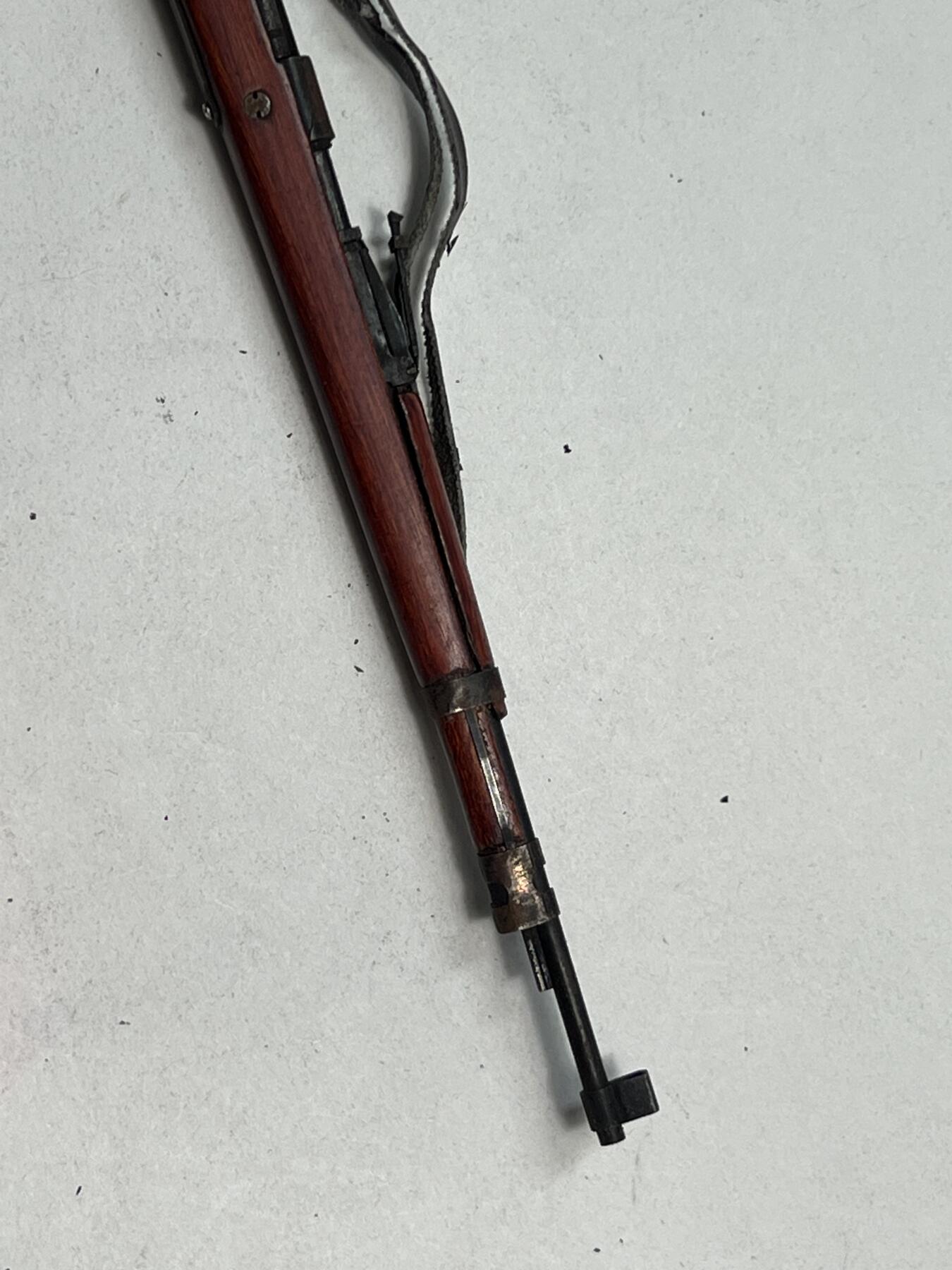 零元拍：钛金 1/6 早期版金属与木制 WWII 98K 模型。保险是固定一体的，没有枪管通条，无刺刀。自己镶嵌了两个金属标。
