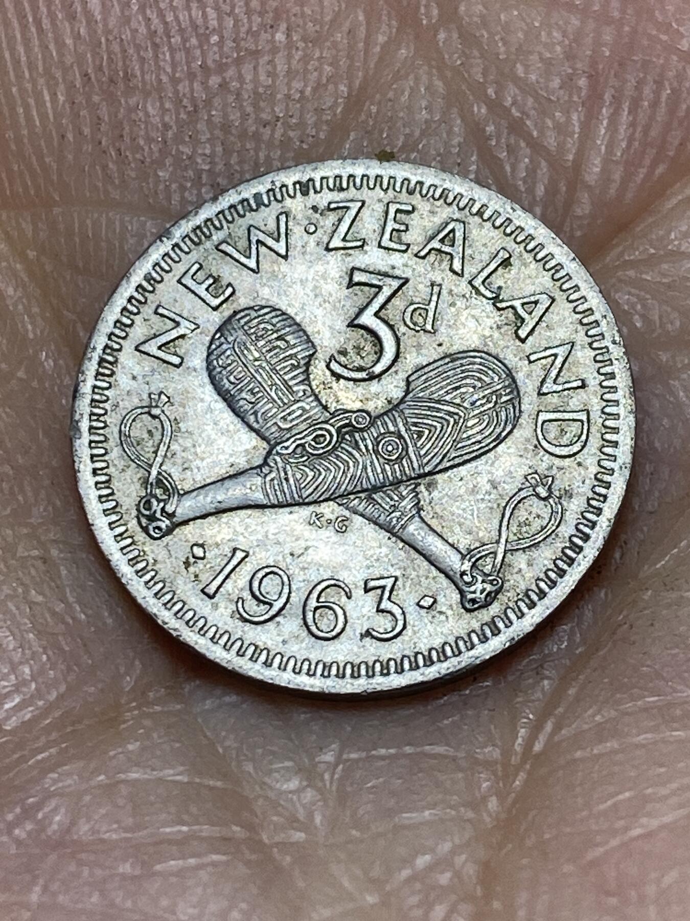2025年第一百零五场(总第一百三十一场）外国好品散币(免佣金) 新西兰🇳🇿1963年3便士(伊丽莎白二世青年桂冠第二版，有肩带版)