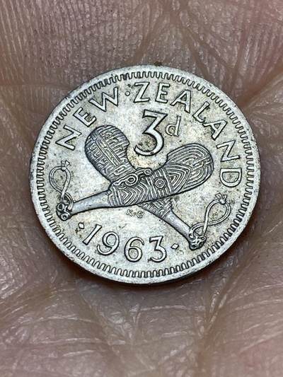 2025年第一百零五场(总第一百三十一场）外国好品散币(免佣金) - 新西兰🇳🇿1963年3便士(伊丽莎白二世青年桂冠第二版，有肩带版)