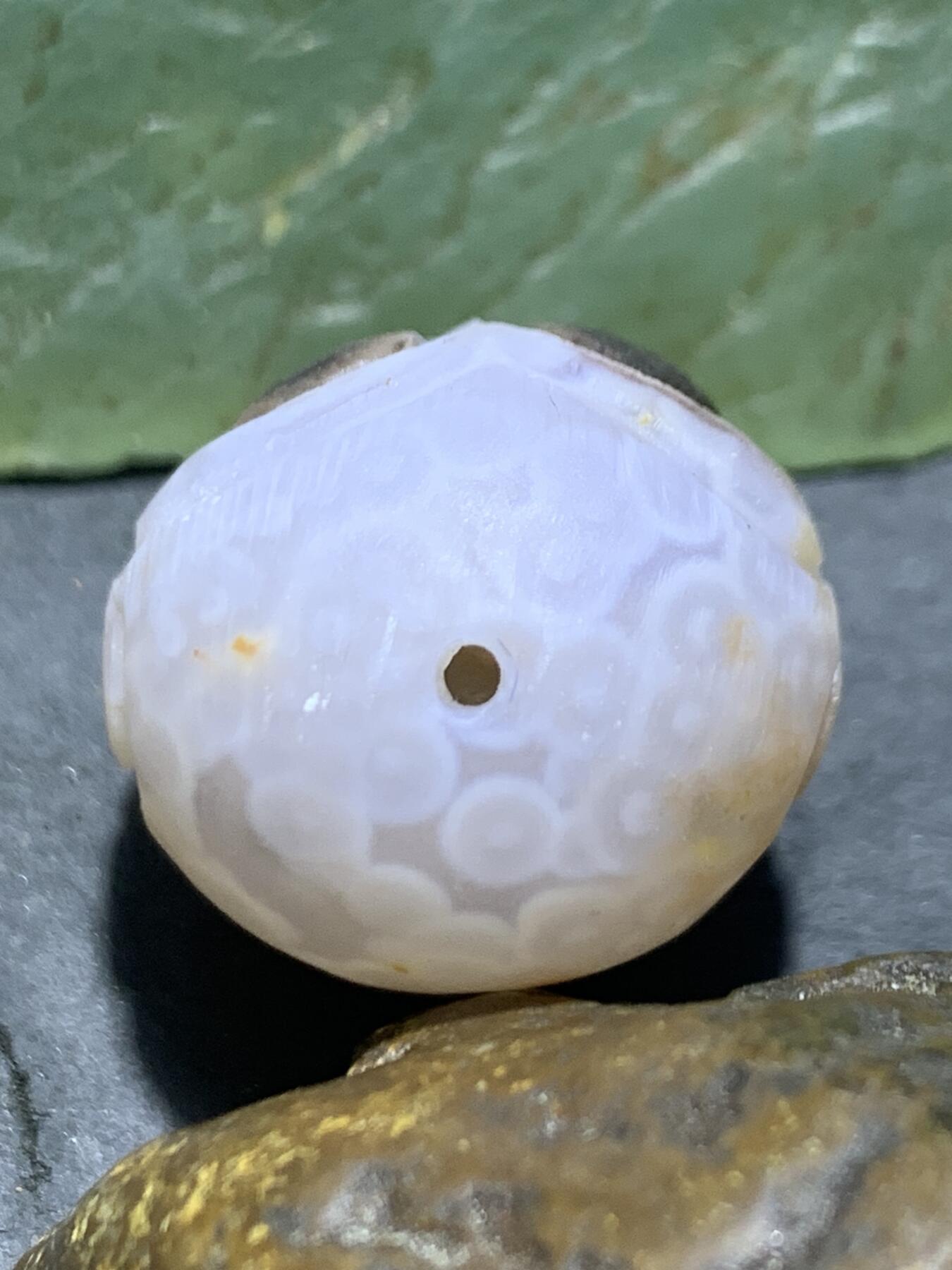 精美亚光原皮气泡纹战国红玛瑙手工俏色巧雕灵猴随形珠一颗