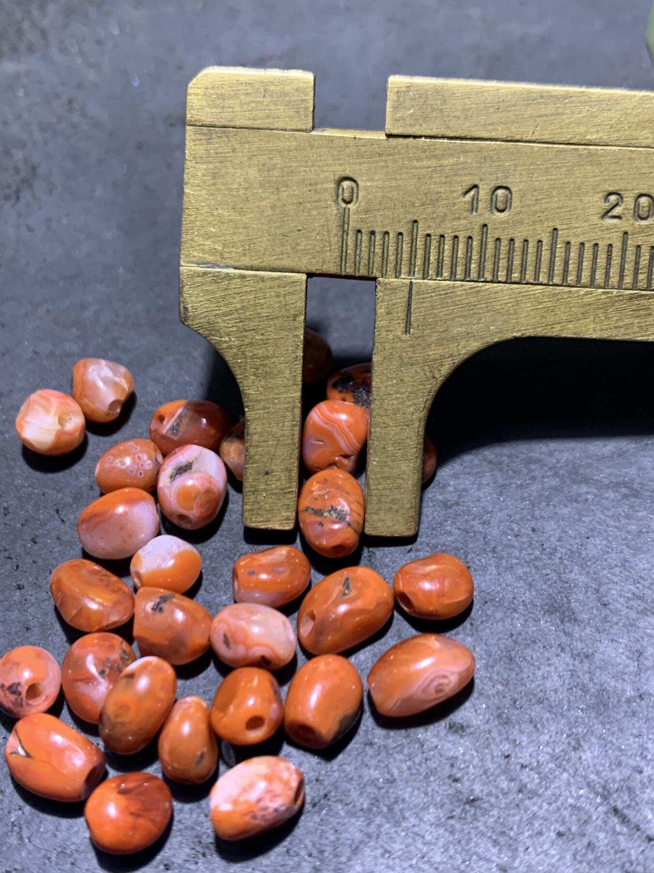 川料南红玛瑙原皮随形散珠一组，