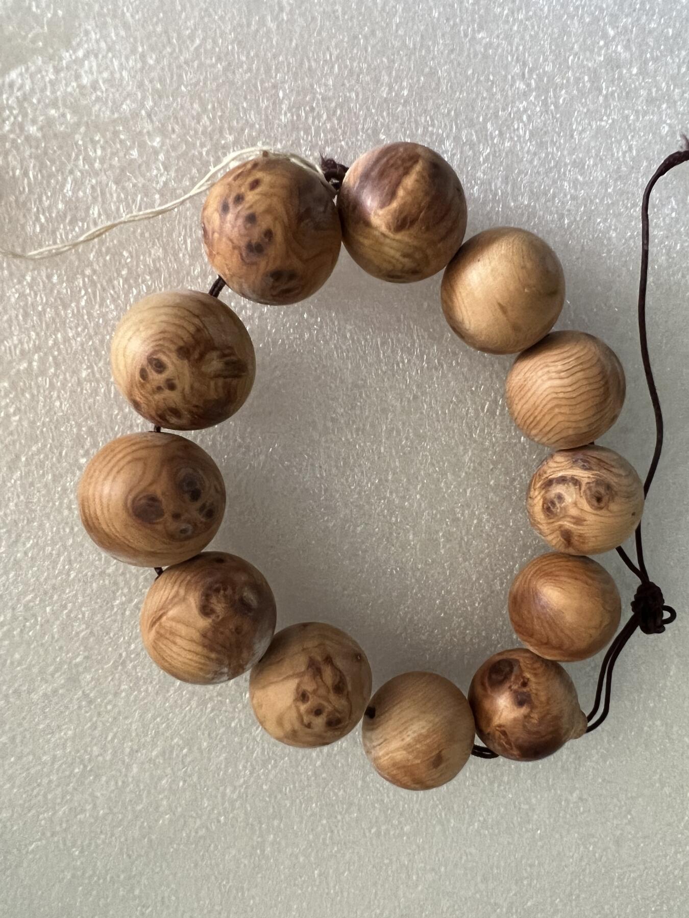 零元拍：崖柏顺纹2.0手串，十年前的存货了，油性极大。年头久了绳子需要自己换一下哈