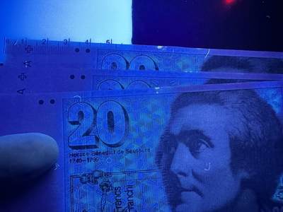 《外钞收藏家》第五百七十四期（精选场）（本平台长期征集拍品、欢迎藏友们联系合作） 1990年瑞士20法郎 3张一起 UNC- 有污渍点