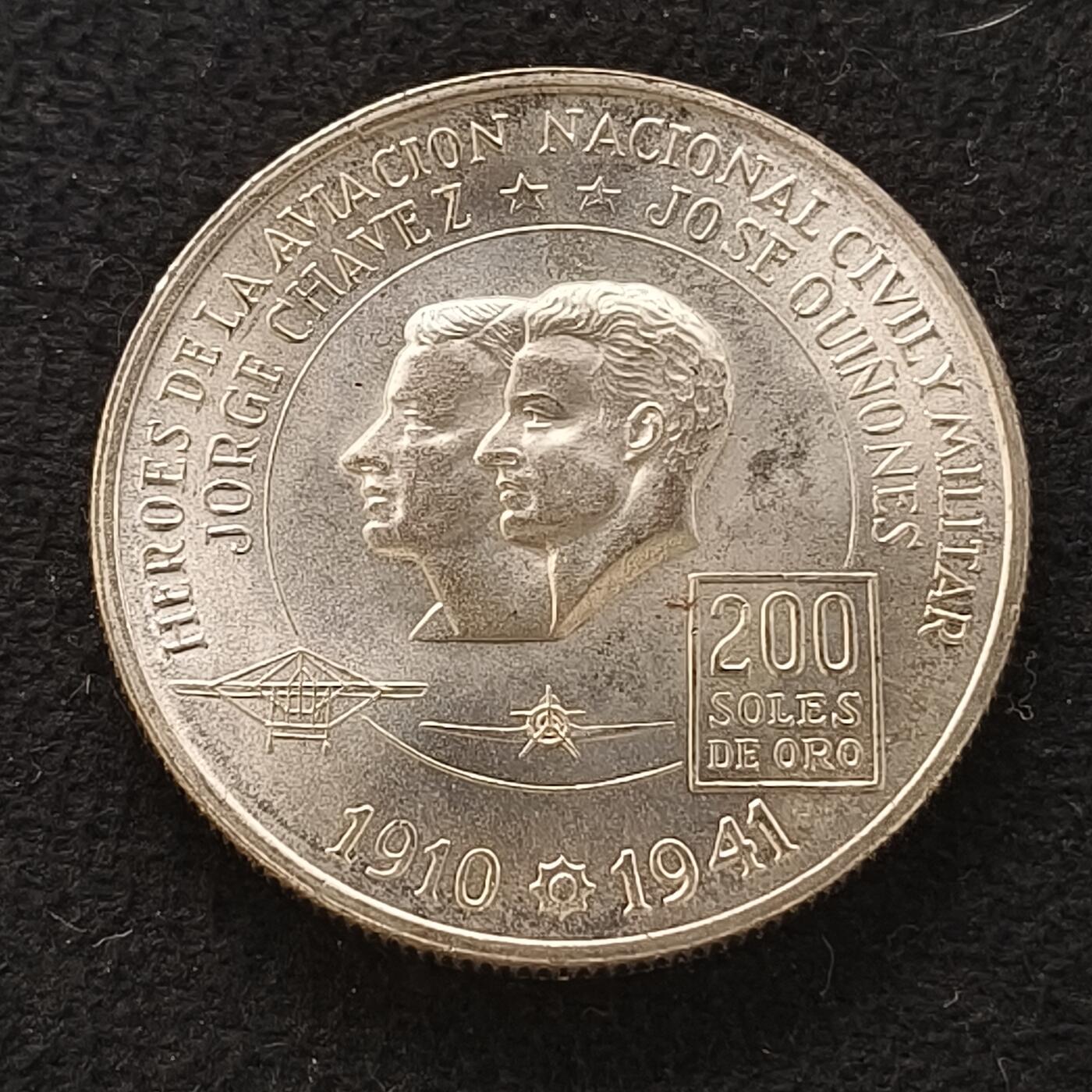 【全场包邮】纯粹捡漏拍467场-待排序 秘鲁1975年200索尔飞行英雄查维斯和奎诺尼斯银币