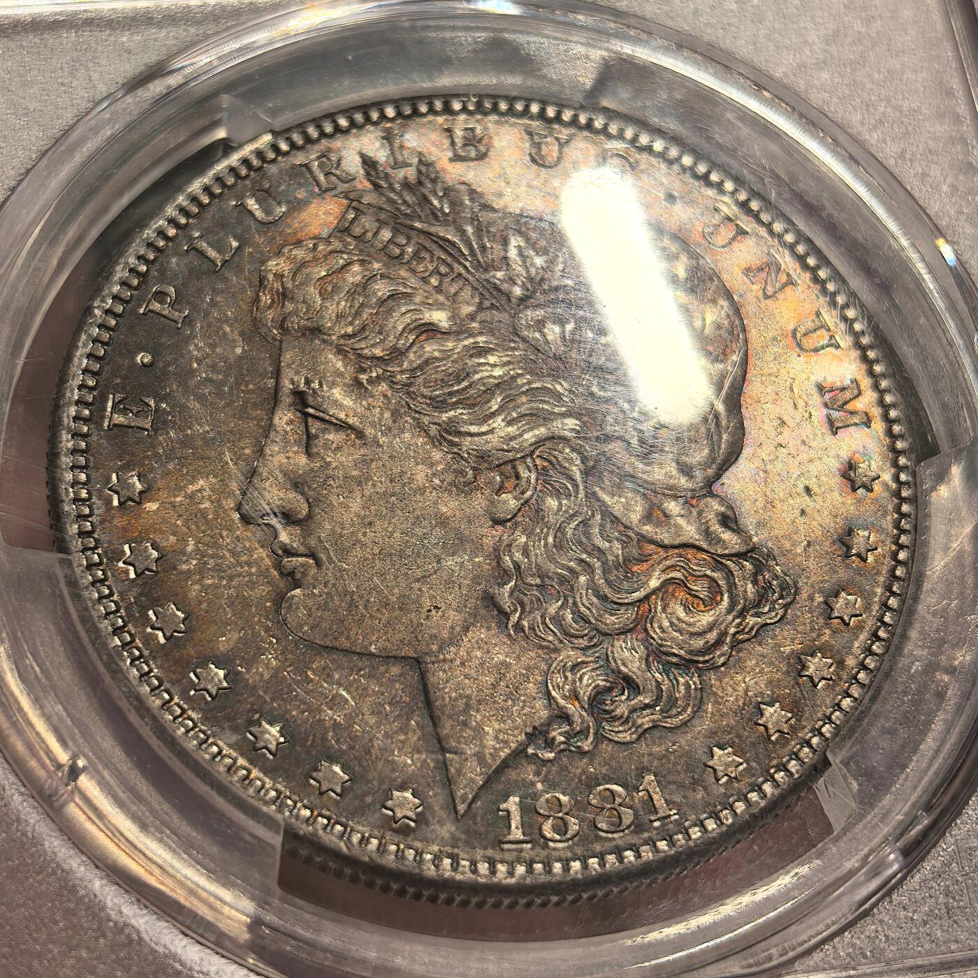 博洋堂世界钱币拍卖第142期（全场包邮） PCGS MS64 美国1881年摩根银币S厂 两面金灰满彩 边缘带有蓝彩 底光充足 该枚两面难得彩系统一 两面均带转光效果