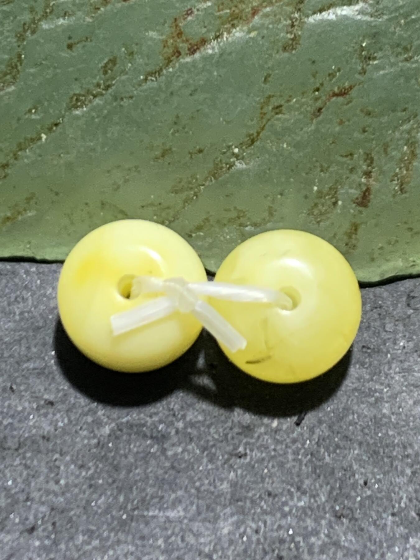 天然俄料原矿蜜蜡小尺寸老形桶珠腰珠两颗，