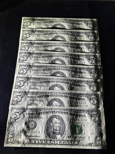 《外钞收藏家》第五百七十四期（精选场）（本平台长期征集拍品、欢迎藏友们联系合作） 1993年美国小头版5美元 8张一起 含豹子号111 无折 有黄斑