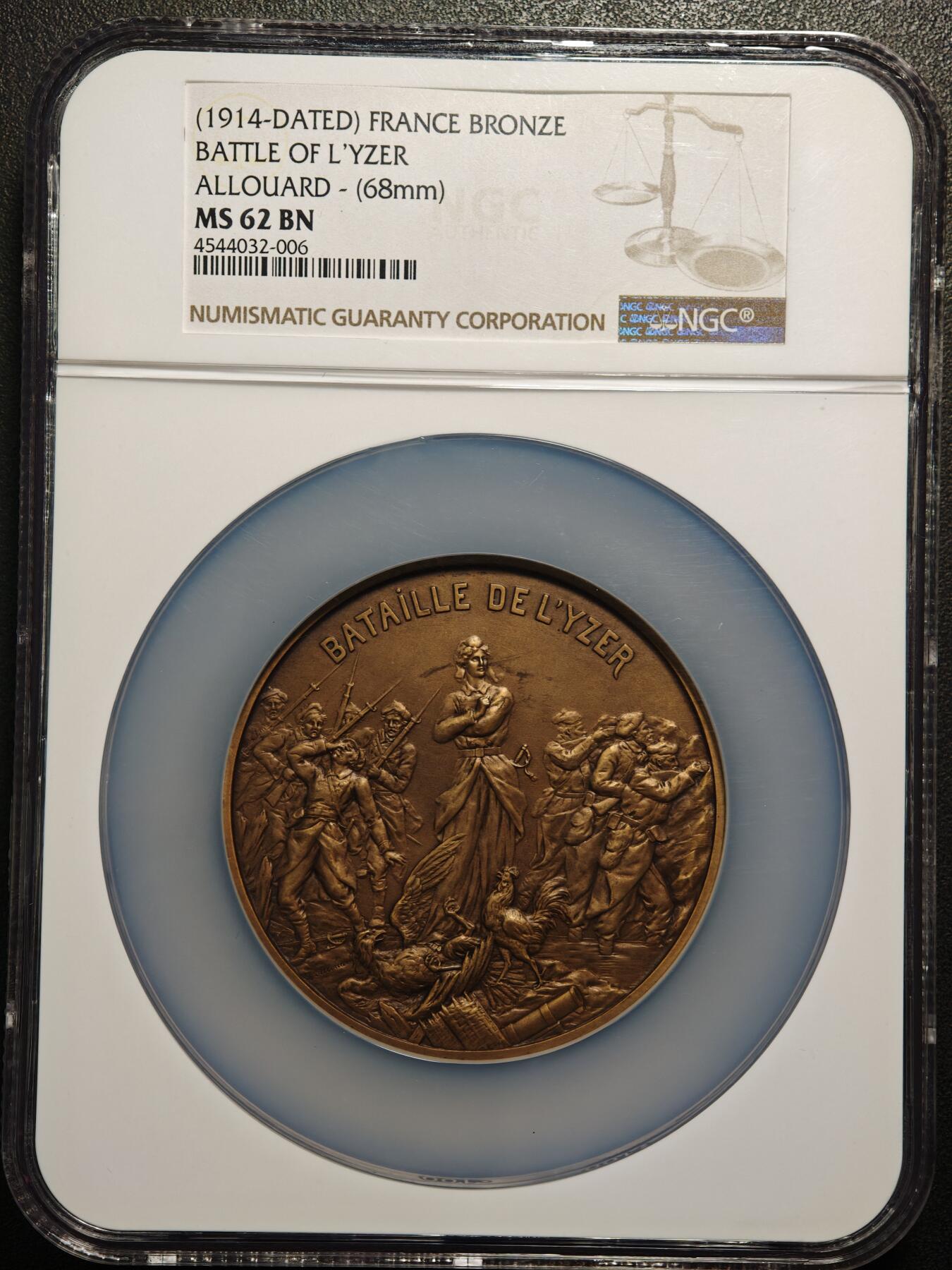 【德藏】世界币章拍卖第149期（拍品征集中~欢迎藏友联系） 1914年 法国伊珀尔战役胜利68mm纪念大铜章 NGC MS62BN 正面描绘了法国圣女贞德面前法国公鸡斗败德国雄鹰和士兵战斗场景，背面是法国一战著名元帅斐迪南·福煦和罗伯特·尼维尔陆军上将的头像，周围环绕橄榄枝。人物众多，雕刻精美，品相完好，早期评级，NGC低评