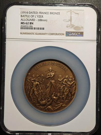 【德藏】世界币章拍卖第149期（拍品征集中~欢迎藏友联系） - 1914年 法国伊珀尔战役胜利68mm纪念大铜章 NGC MS62BN 正面描绘了法国圣女贞德面前法国公鸡斗败德国雄鹰和士兵战斗场景，背面是法国一战著名元帅斐迪南·福煦和罗伯特·尼维尔陆军上将的头像，周围环绕橄榄枝。人物众多，雕刻精美，品相完好，早期评级，NGC低评