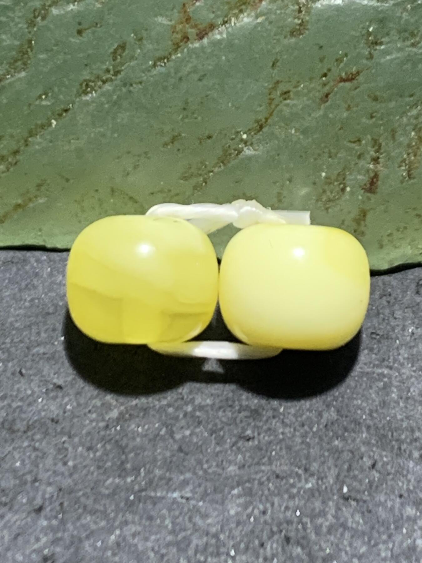 天然俄料原矿蜜蜡小尺寸老形桶珠腰珠两颗，
