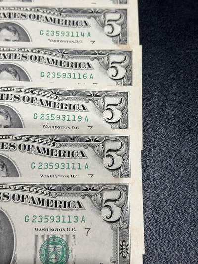 《外钞收藏家》第五百七十四期（精选场）（本平台长期征集拍品、欢迎藏友们联系合作） 1993年美国小头版5美元 8张一起 含豹子号111 无折 有黄斑