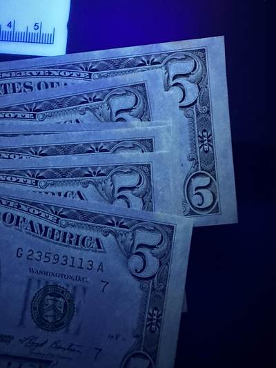 《外钞收藏家》第五百七十四期（精选场）（本平台长期征集拍品、欢迎藏友们联系合作） 1993年美国小头版5美元 8张一起 含豹子号111 无折 有黄斑