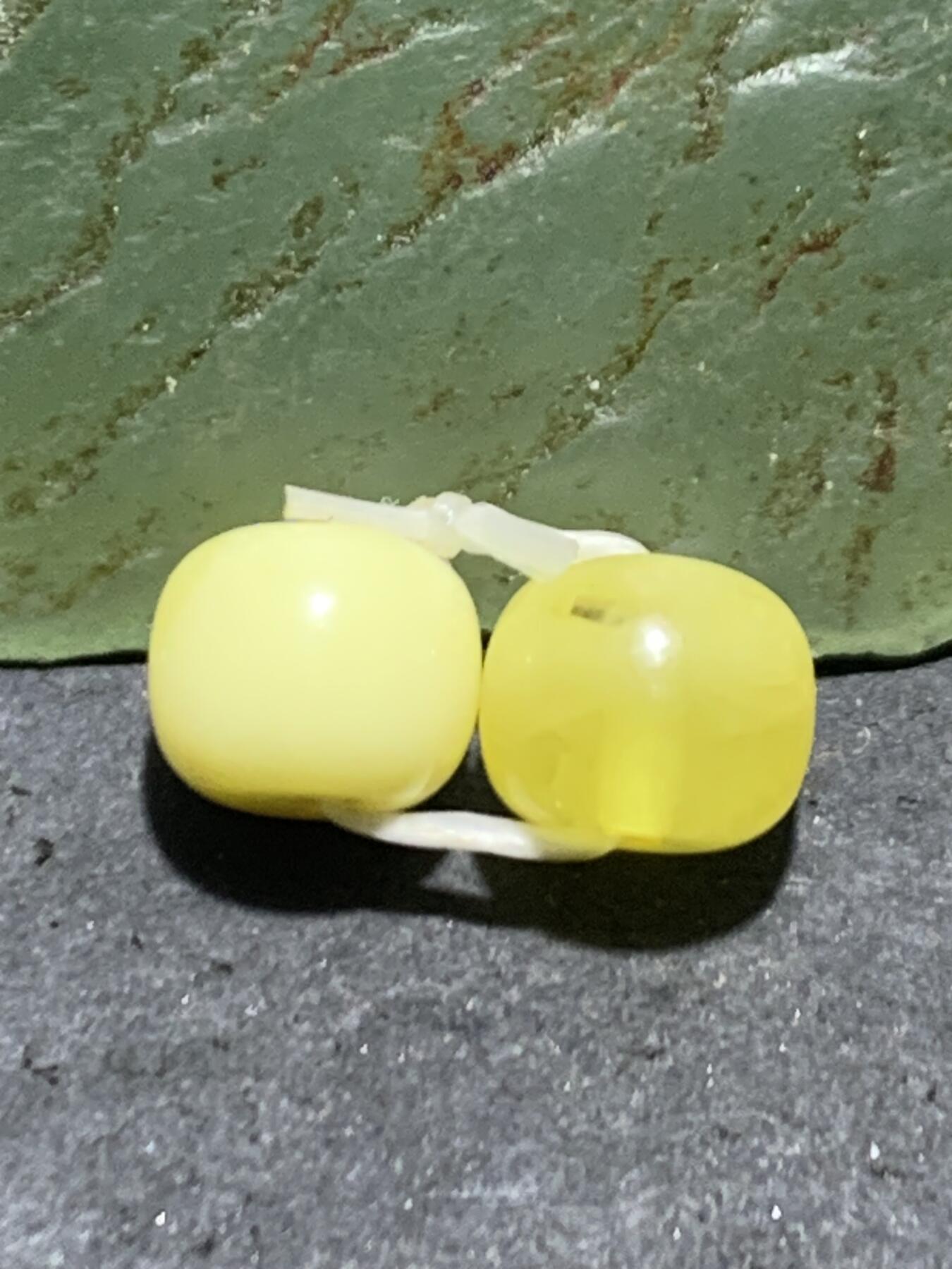 天然俄料原矿蜜蜡小尺寸老形桶珠腰珠两颗，