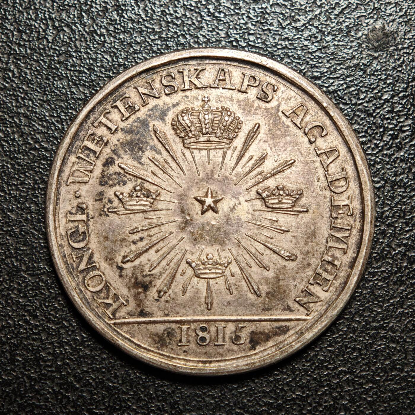 【德藏】世界币章拍卖第149期（拍品征集中~欢迎藏友联系） 1815年(1916) 瑞典皇家科学院奖章纪念银章 原味包浆 状态一流 直径约：30.7mm；重约：12.7g
