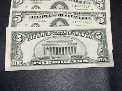 《外钞收藏家》第五百七十四期（精选场）（本平台长期征集拍品、欢迎藏友们联系合作） 1993年美国小头版5美元 8张一起 含豹子号111 无折 有黄斑