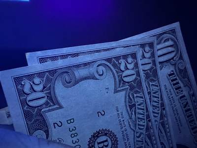 《外钞收藏家》第五百七十四期（精选场）（本平台长期征集拍品、欢迎藏友们联系合作） 美国小头版10和20美元 UNC- 边角轻微潮等瑕疵