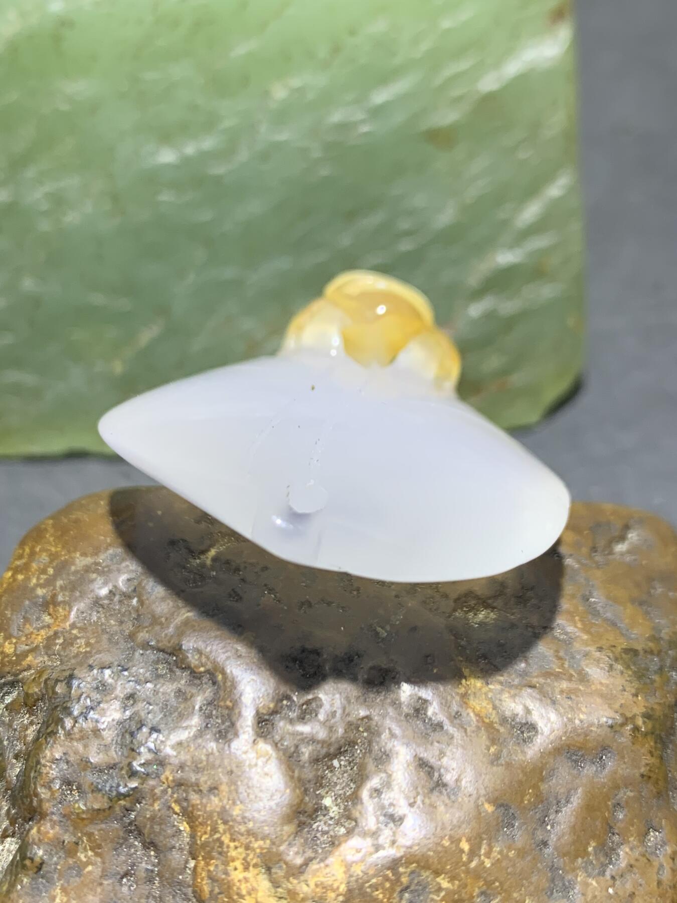 精美手工雕刻天然原皮马达加斯加玛瑙俏色巧雕树叶蜘蛛吊坠(把件)一个