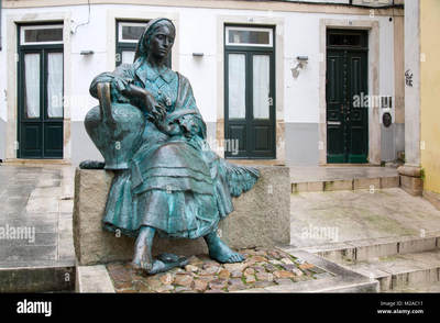 长老汇蛇年精选第五十九场拍卖 葡萄牙传统服装之科英布拉的特里卡娜女子铜章，90MM，284克