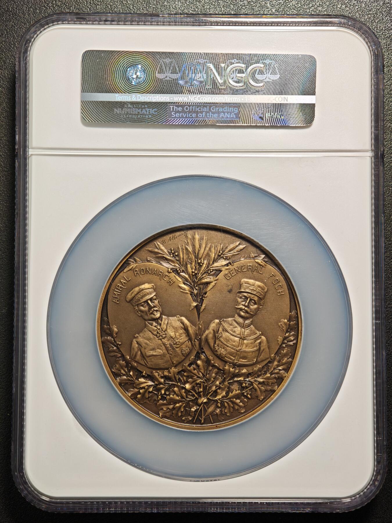 【德藏】世界币章拍卖第149期（拍品征集中~欢迎藏友联系） 1914年 法国伊珀尔战役胜利68mm纪念大铜章 NGC MS62BN 正面描绘了法国圣女贞德面前法国公鸡斗败德国雄鹰和士兵战斗场景，背面是法国一战著名元帅斐迪南·福煦和罗伯特·尼维尔陆军上将的头像，周围环绕橄榄枝。人物众多，雕刻精美，品相完好，早期评级，NGC低评