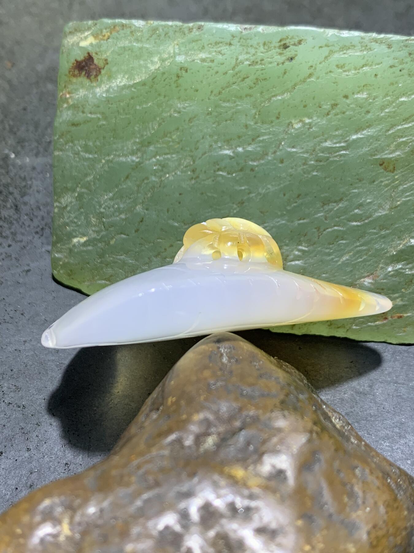 精美手工雕刻天然原皮马达加斯加玛瑙俏色巧雕树叶蜘蛛吊坠(把件)一个