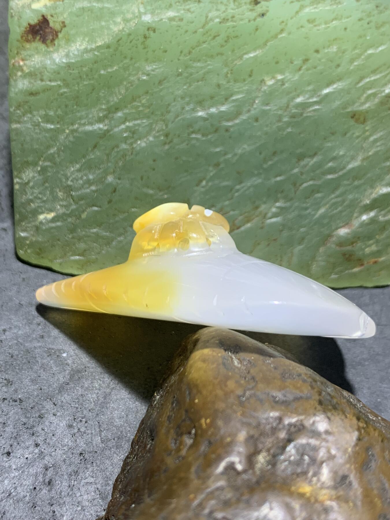 精美手工雕刻天然原皮马达加斯加玛瑙俏色巧雕树叶蜘蛛吊坠(把件)一个