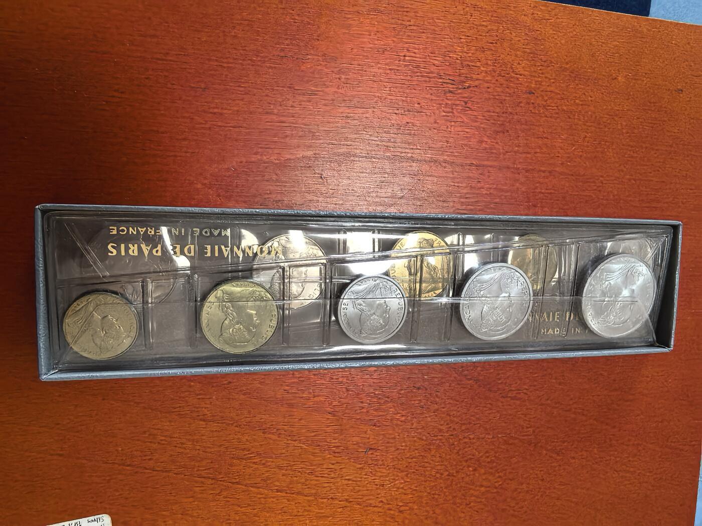 长老汇蛇年精选第五十九场拍卖 1964科摩罗和留尼旺5枚套FDC各一套，法国造币厂，原盒，量少精品