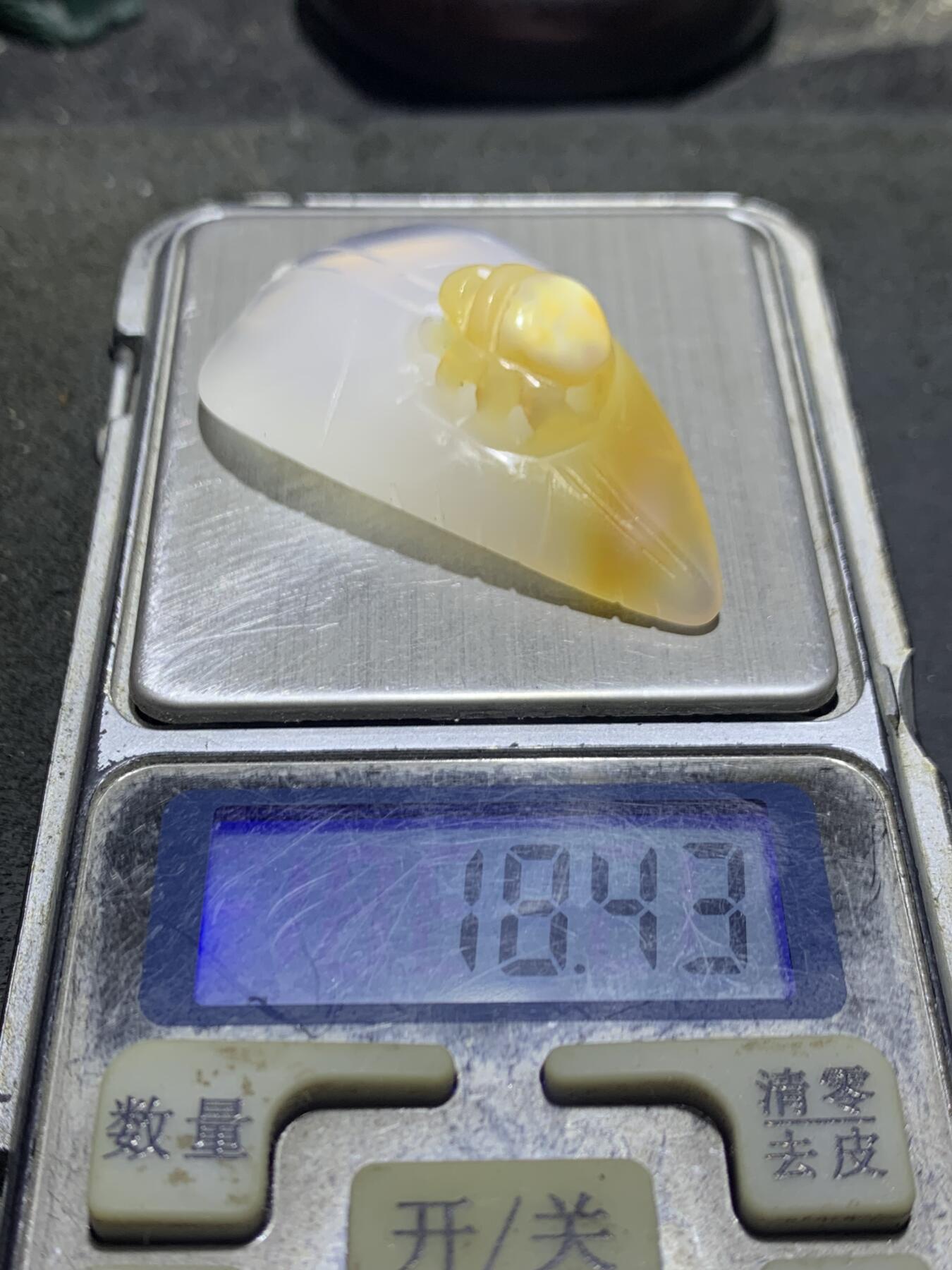 精美手工雕刻天然原皮马达加斯加玛瑙俏色巧雕树叶蜘蛛吊坠(把件)一个