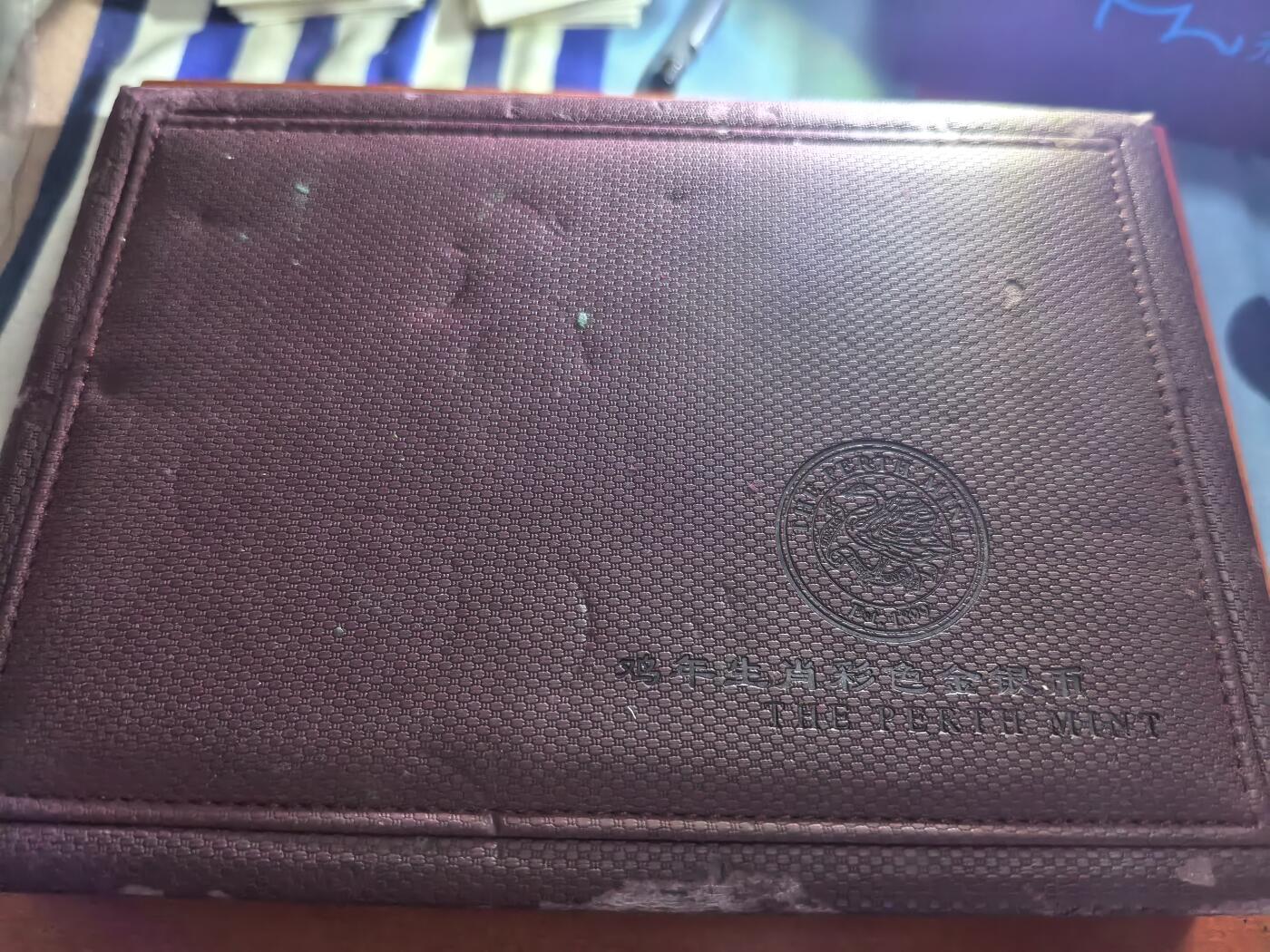 长老汇蛇年精选第五十九场拍卖 2005澳大利亚鸡年金银币套盒，金银币已经拿出，仅剩空盒，含证书1张，赠送蒙古纸币1枚，盒子有磨损