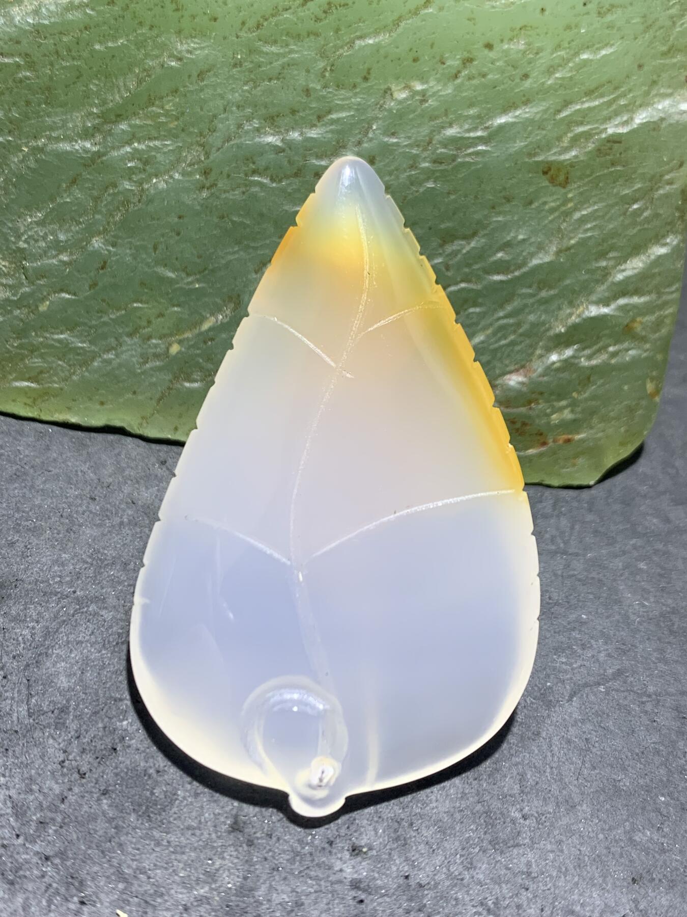 精美手工雕刻天然原皮马达加斯加玛瑙俏色巧雕树叶蜘蛛吊坠(把件)一个