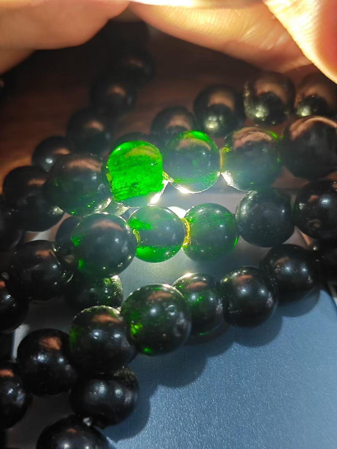 清代帝王绿老琉璃佛珠，108颗，颜色漂亮，包浆自然，老琉璃收藏佳品