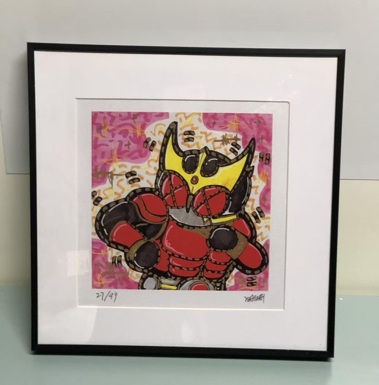 零元拍：歪歪亲笔签名 OWSON 系列作品装饰画《假面骑士》，已做装裱 合金相框尺寸25/25CM。因展品出展，镜框或亚克力可能有轻微划痕，介意勿拍