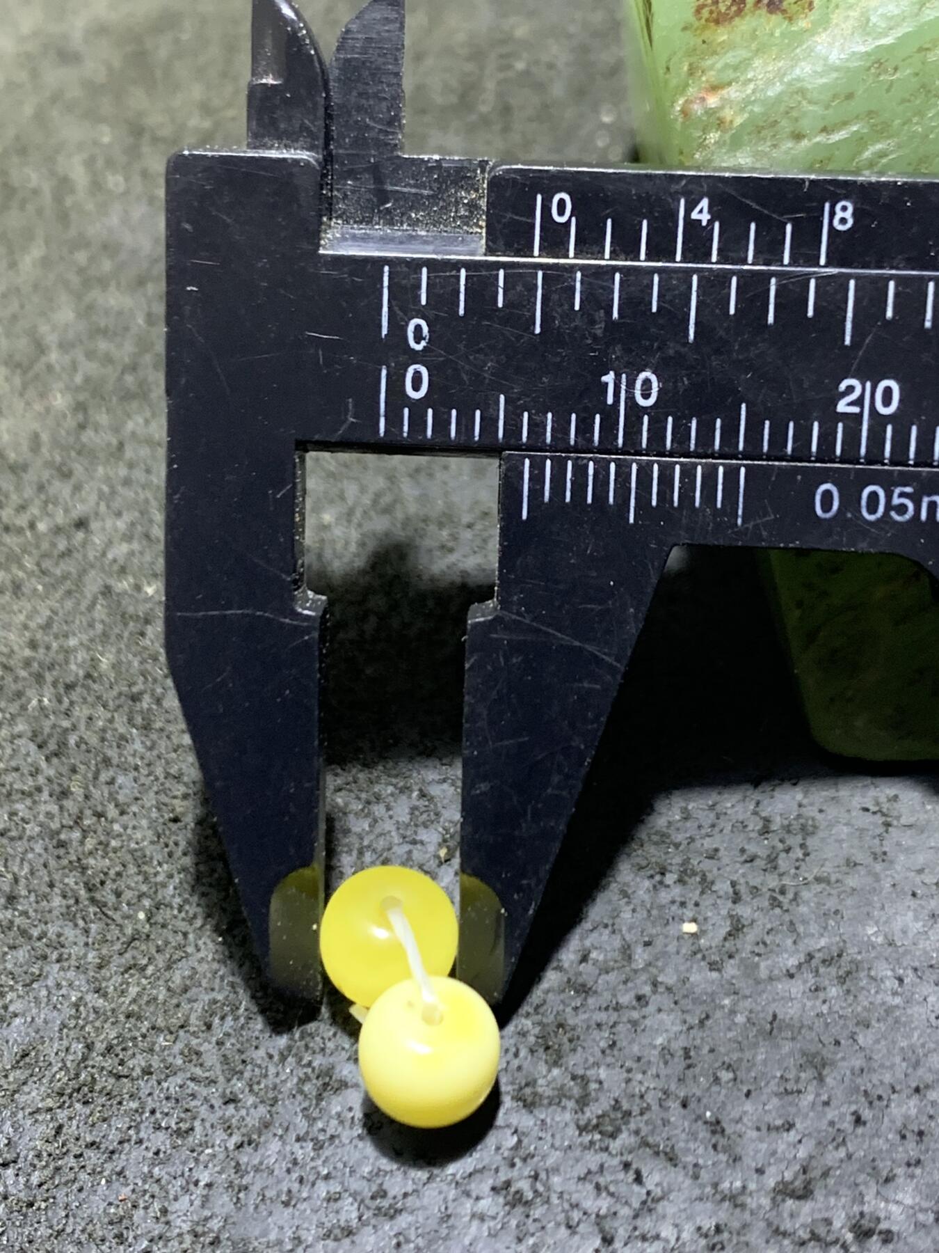 天然俄料原矿蜜蜡小尺寸老形桶珠腰珠两颗，