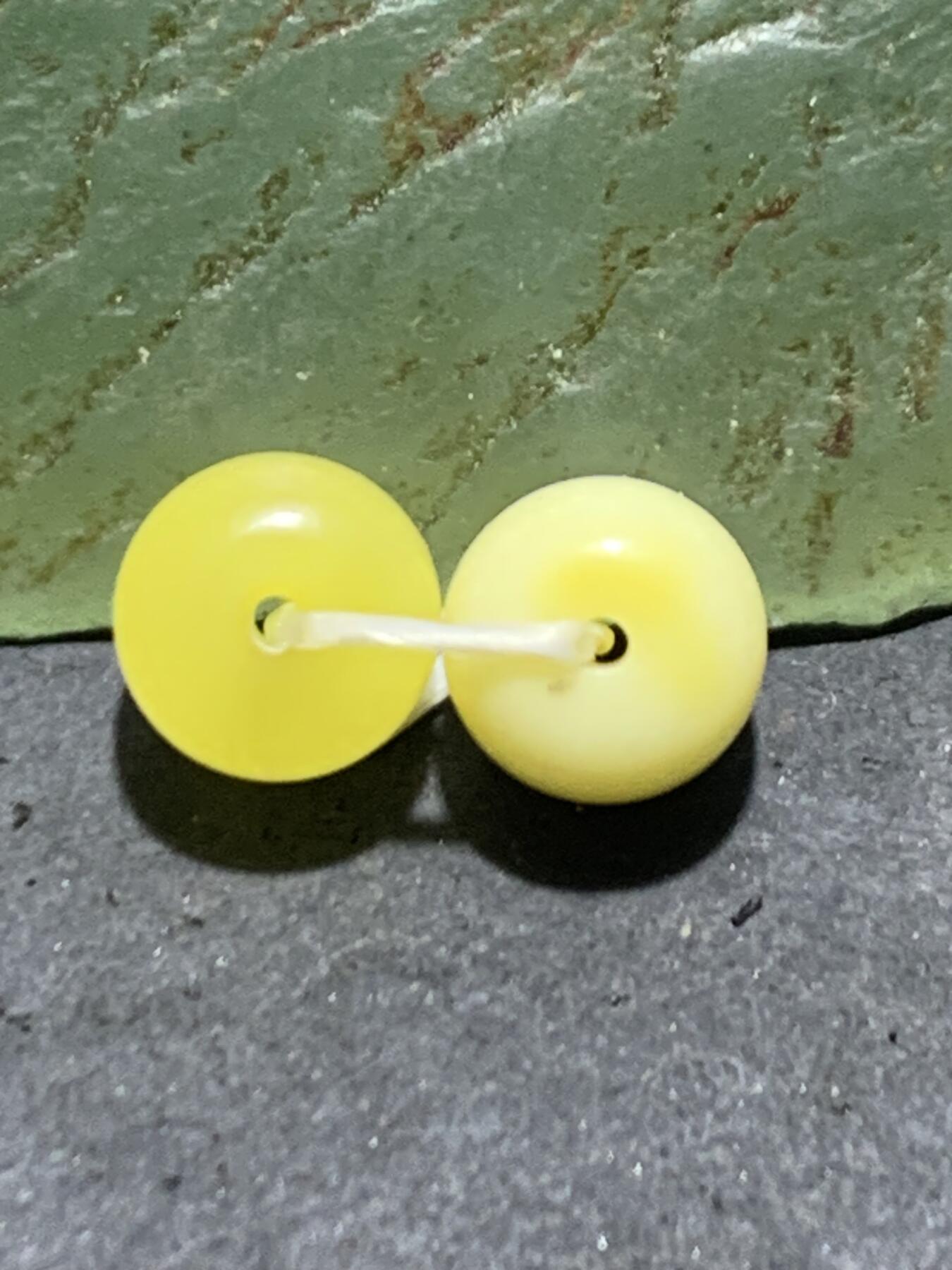 天然俄料原矿蜜蜡小尺寸老形桶珠腰珠两颗，