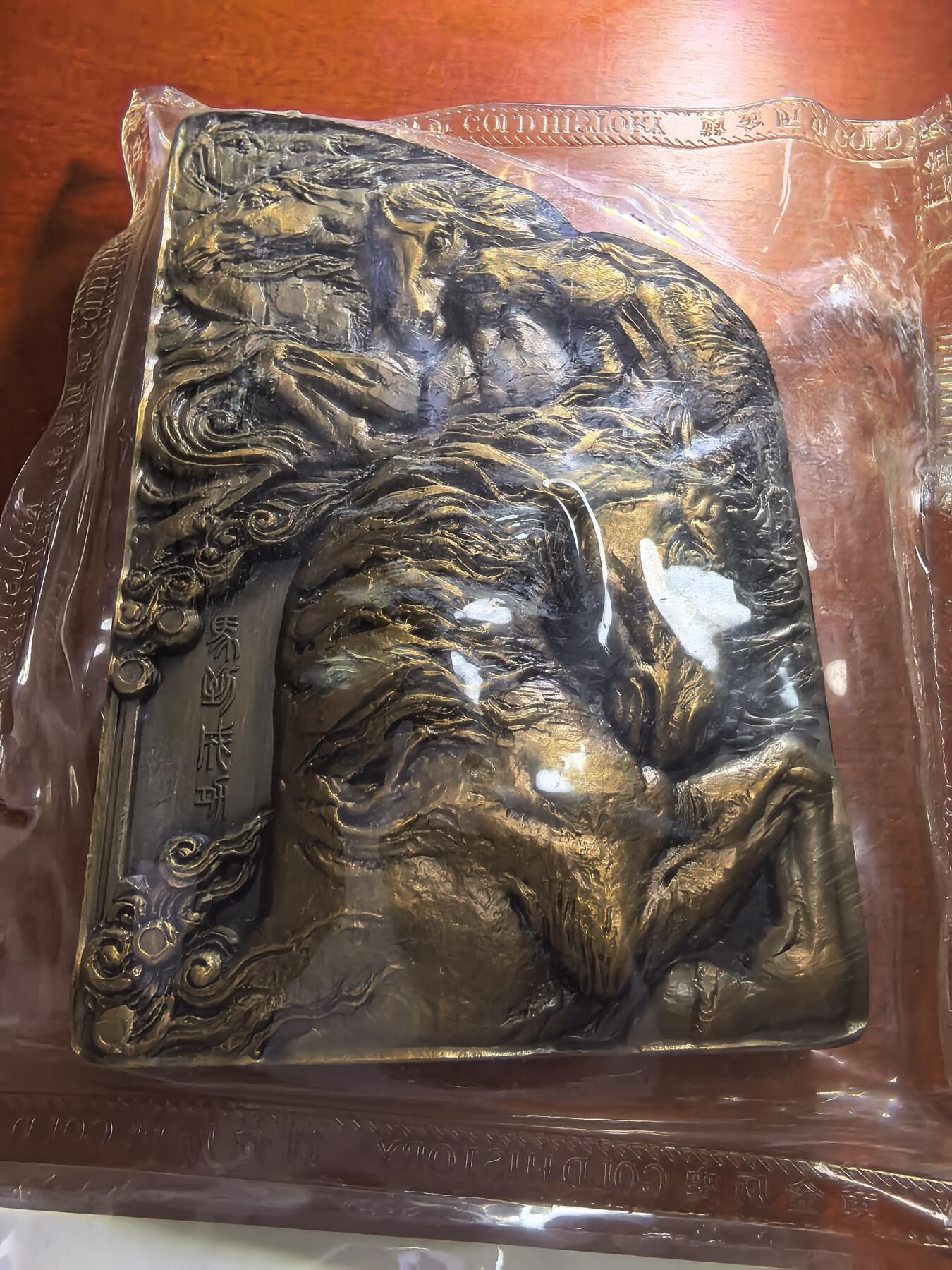 长老汇蛇年精选第五十九场拍卖 2014“马到成功”关羽异形大铜章，111MMx72.5MM，2000枚，带证书，上海造币厂